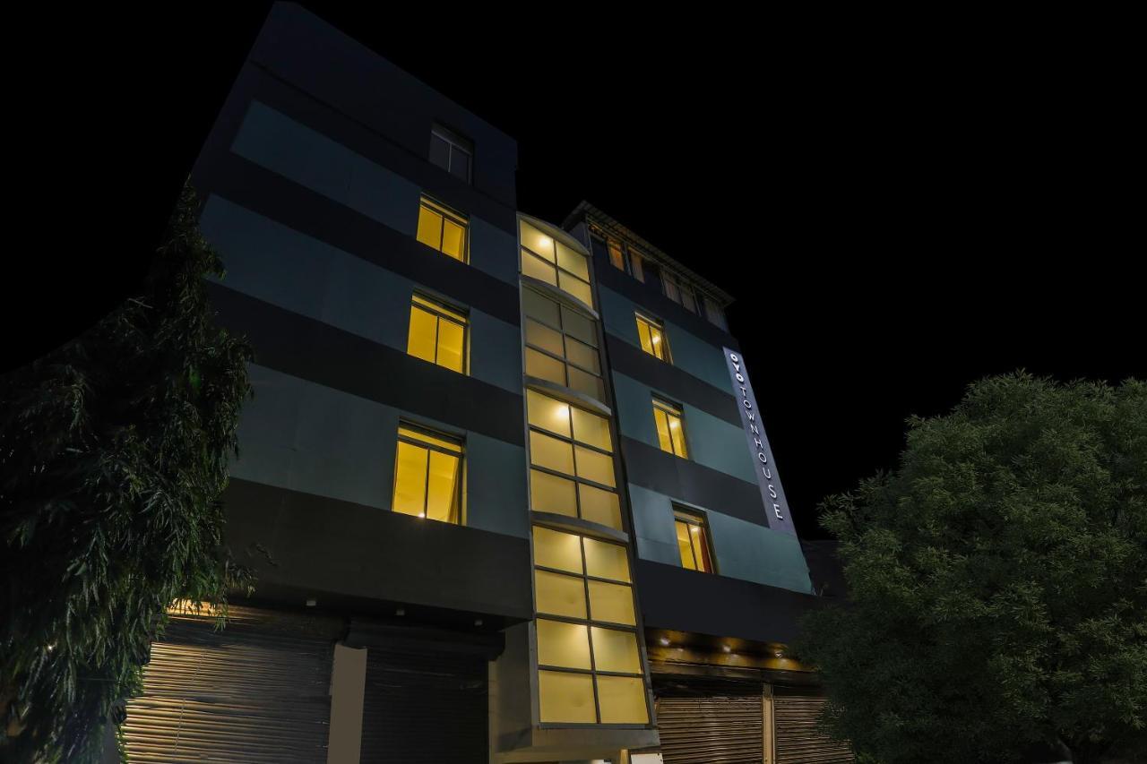 Hotel Townhouse 1142 Skyline 18 Near Palam Metro Station